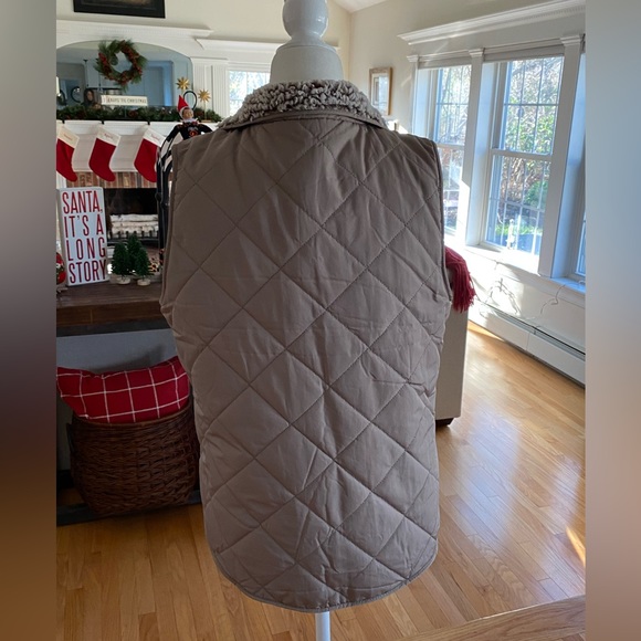 Francesca’s reversible sherpa vest - Picture 2 of 3